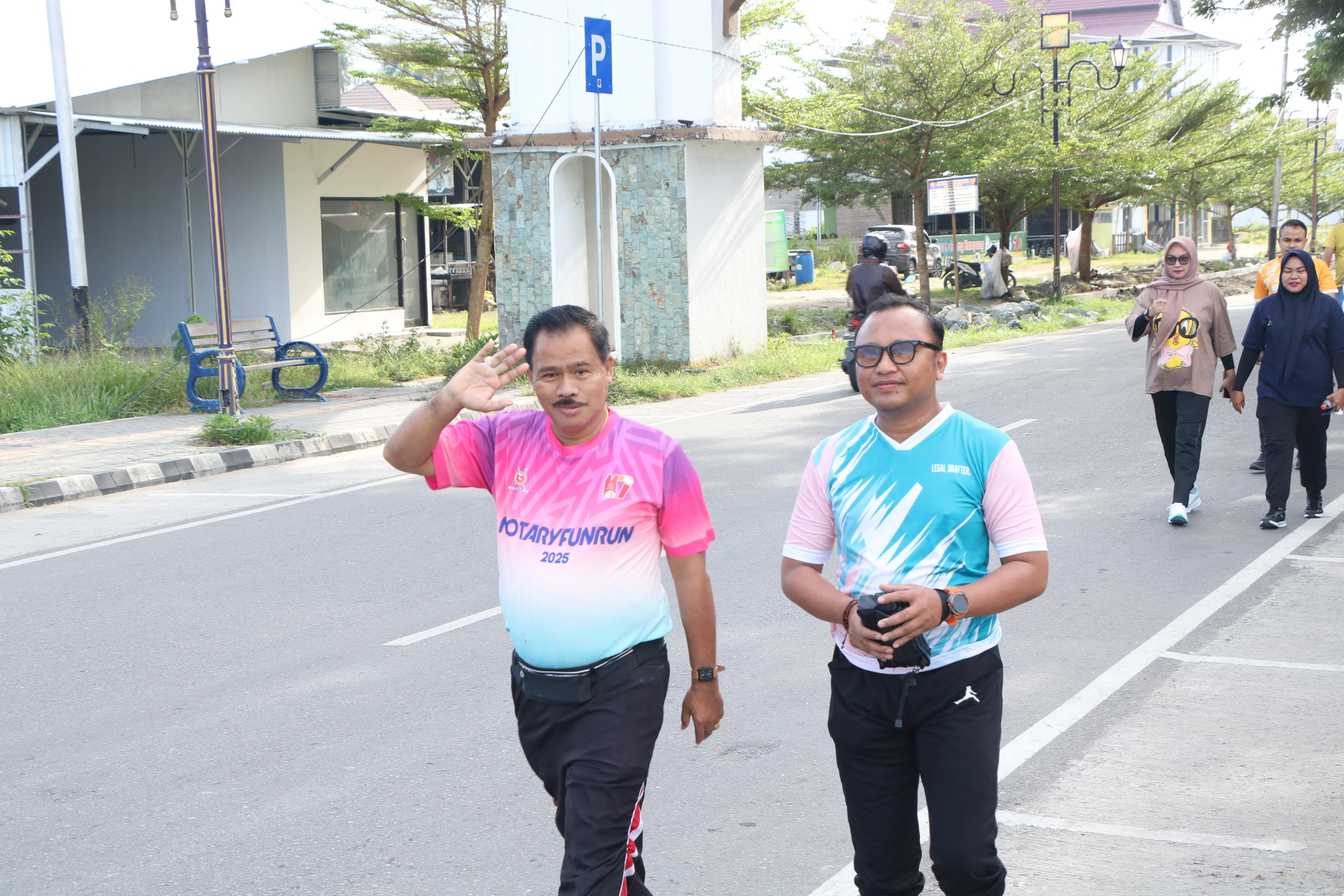 Jumat Sehat, Kanwil Kementerian Hukum Gorontalo Hidupkan Energi Kebersamaan Lewat Jalan Santai